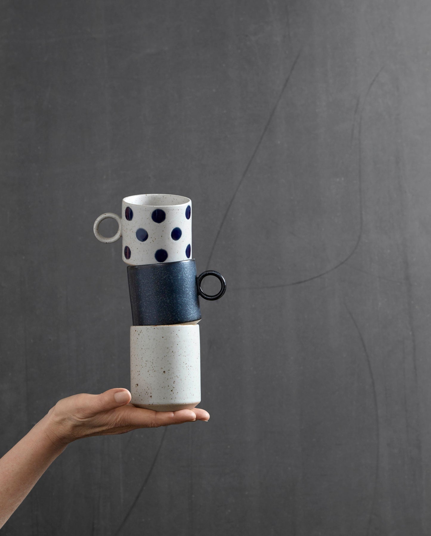 GRAINY dot cup w. handle - sand/dark blue