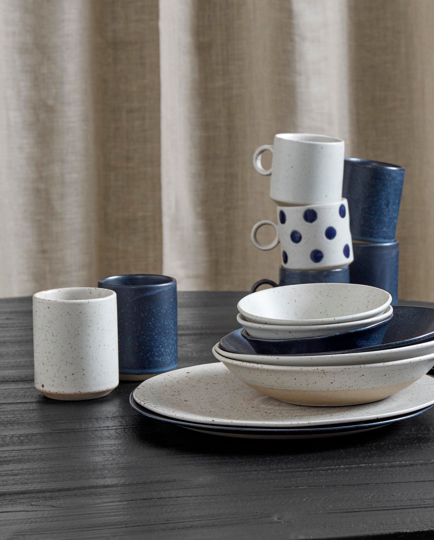 GRAINY dot cup w. handle - sand/dark blue