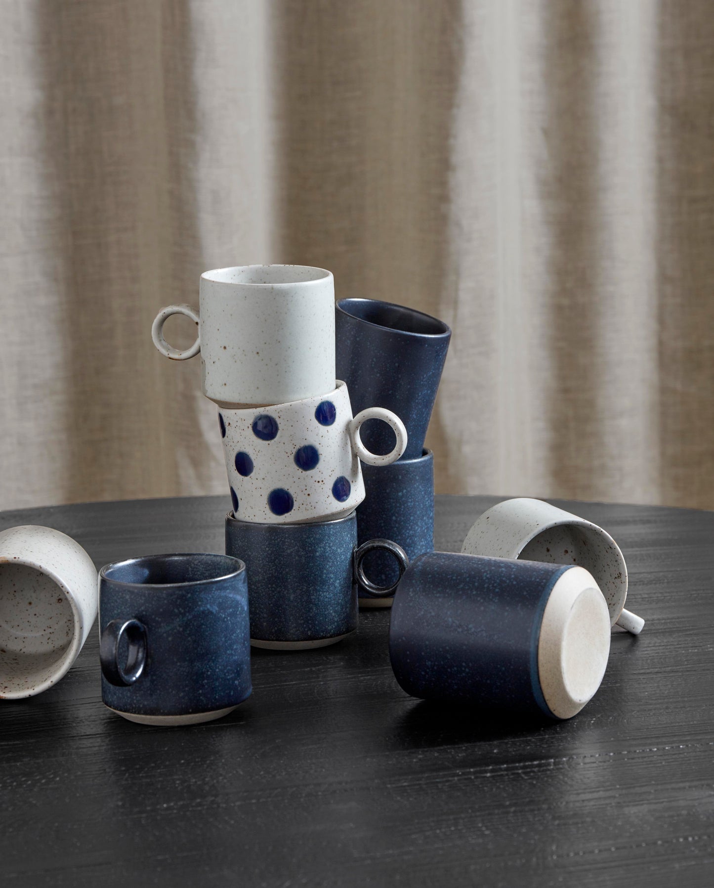 GRAINY dot cup w. handle - sand/dark blue