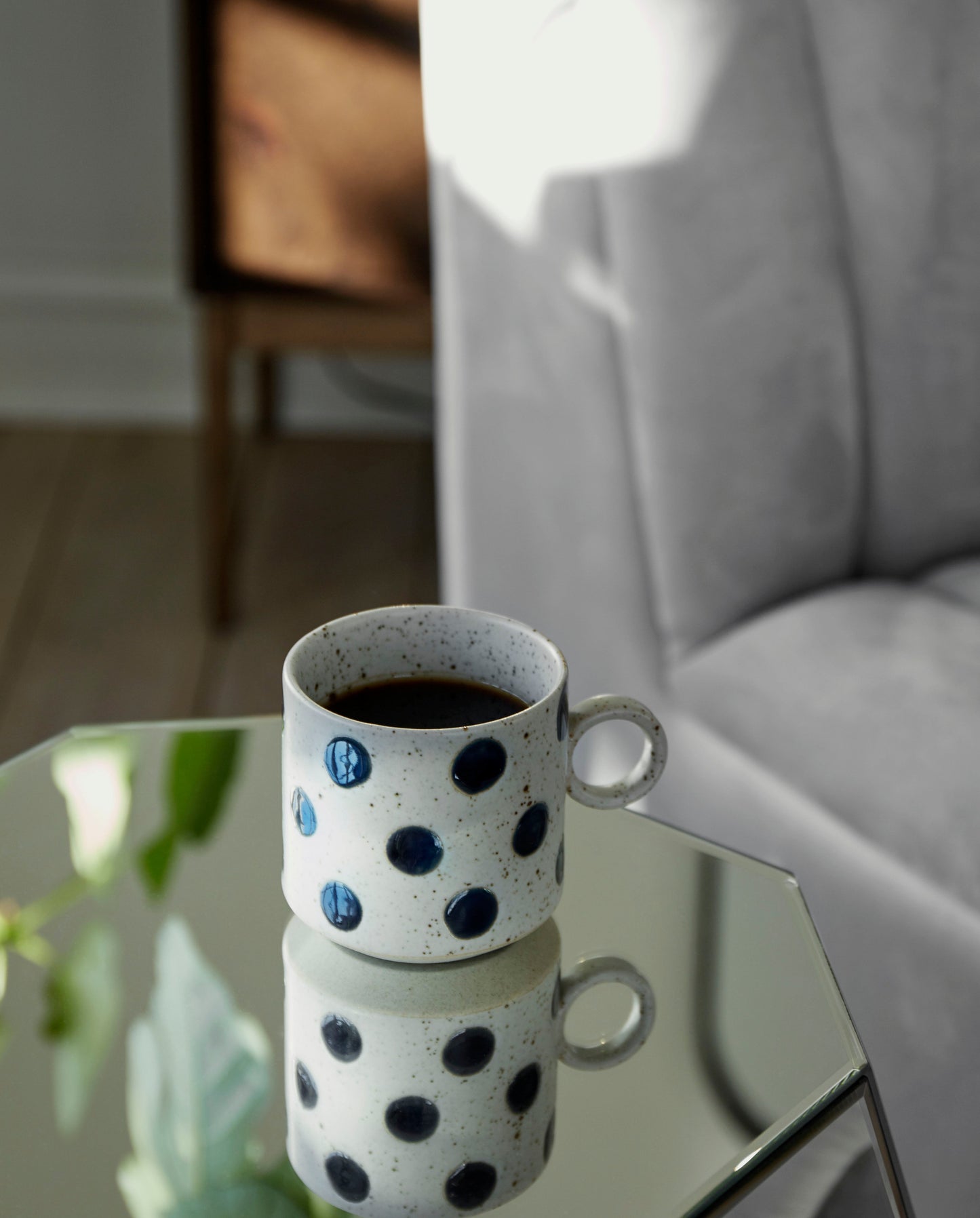 GRAINY dot cup w. handle - sand/dark blue