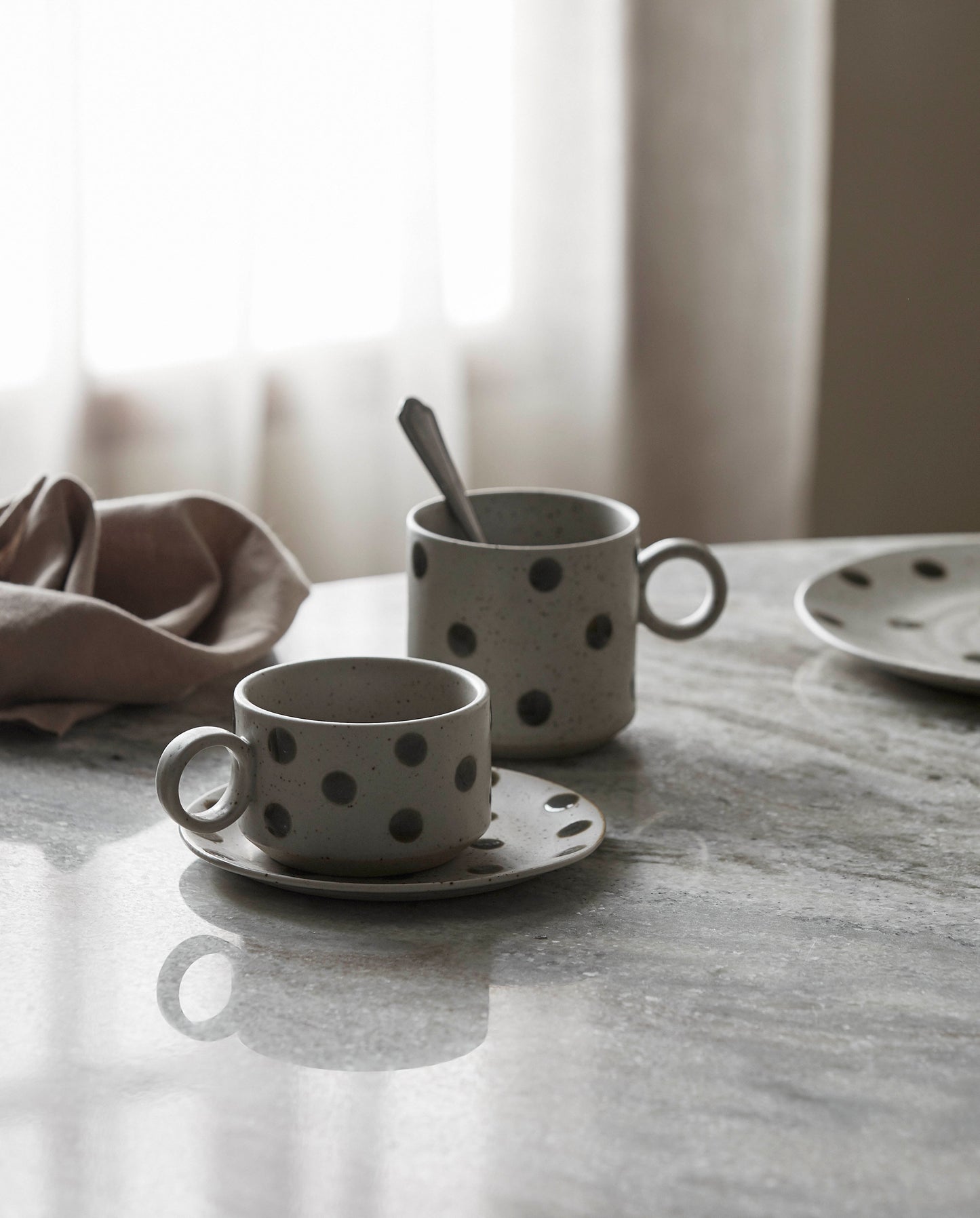 GRAINY dot cup w. handle - sand/green